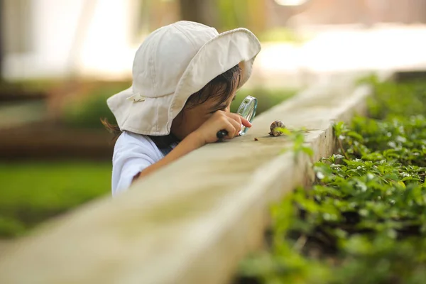 Niña Asiática Vistiendo Sombrero Blanco Jeans Mono Xploring Naturaleza Con — Foto de Stock