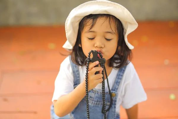 Klein Aziatisch Meisje Bidden Zegen Van God Het Houden Van — Stockfoto