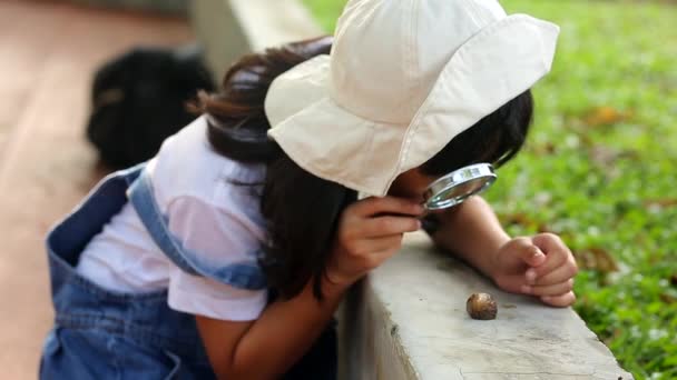 Niña Asiática Vistiendo Sombrero Blanco Jeans Mono Xploring Naturaleza Con — Vídeos de Stock