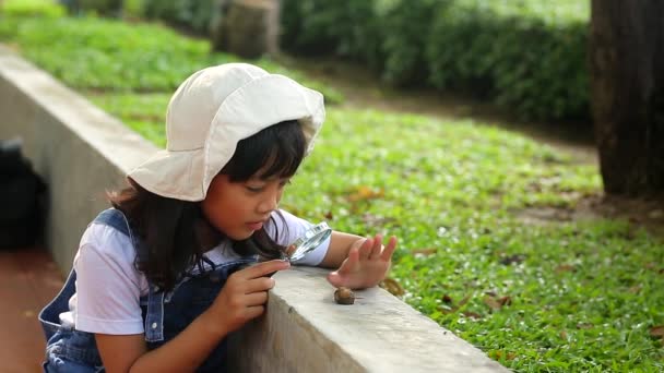 Kleines Asiatisches Mädchen Mit Weißem Hut Und Jeans Jumpsuit Das — Stockvideo