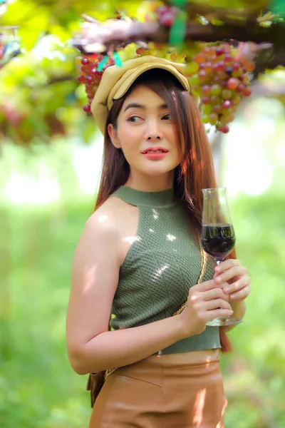 Mooie Vrouwen Aantrekkelijk Stijlvol Lang Haar Drinken Glas Rode Wijn — Stockfoto