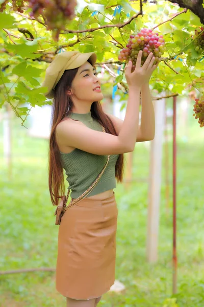 Mulheres Bonitas Atraente Elegante Cabelo Longo Sendo Feliz Divertindo Vinha — Fotografia de Stock