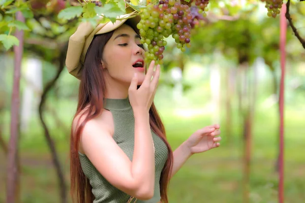 Mulheres Bonitas Atraente Elegante Cabelo Longo Sendo Feliz Divertindo Vinha — Fotografia de Stock