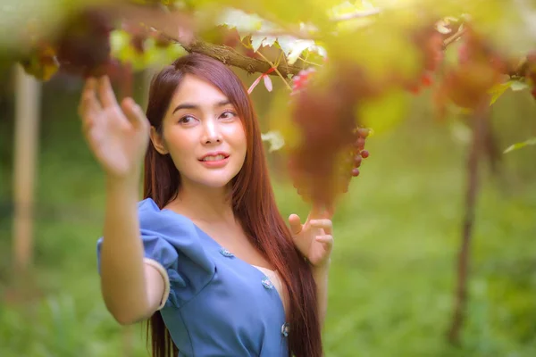 Mulheres Bonitas Atraente Elegante Cabelo Longo Sendo Feliz Divertindo Vinha — Fotografia de Stock