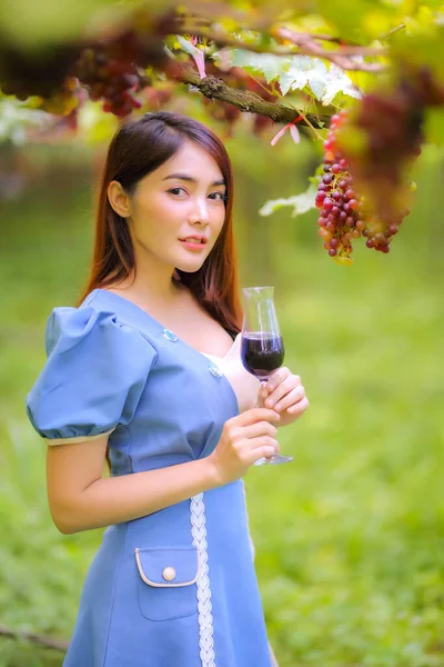 Hermosa Mujer Atractiva Elegante Pelo Largo Beber Copa Vino Tinto — Foto de Stock