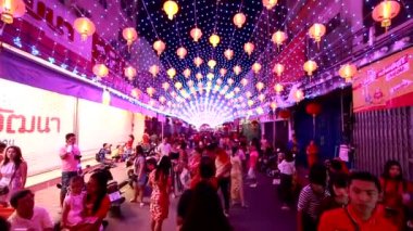 Nakhon sawan, Tayland - 18 Şubat 2018: Güzel lambalarla süslenmiş Çin Yeni Yılı Tayland 'ın Nakhon sawan ilinde birçok ziyaretçisi var.