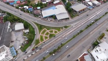 Hava manzarası, otoyoldaki araba trafiğinin yukarıdan görünüşü. Toplu taşıma, banliyö yaşam tarzı, Asya şehir hayatı.