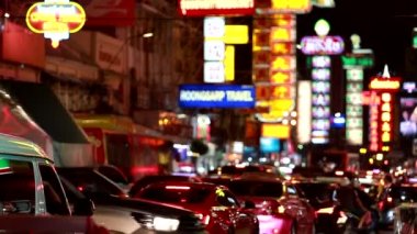 Çin Mahallesi, Bangkok, Tayland - 23 Mayıs 2018: Yaowarat Yolu 'nda renkli ilan panosu olan sokak, Çin Mahallesi' nin ünlü yeri