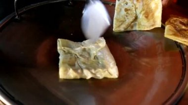 Hint ekmeği roti bir çeşit undan yapılmış, sonra bir tabakta kızartılmış ya da yoğunlaştırılmış süt ve şekerli tatlı ile inceltilmiş bir yemektir..