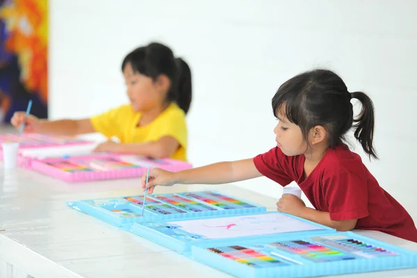 Una Bambina Asiatica Pittura Con Spazio Copia Giovane Creativo Talento — Foto Stock