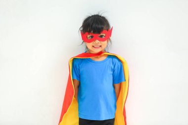 Dünya günü konsepti. Sevimli küçük bir kız neşe ve çocukluk içinde giyinmiş, maske takmış ve çocuk maskesi takmış. Çocuklar hayal görür ve hayal görür..