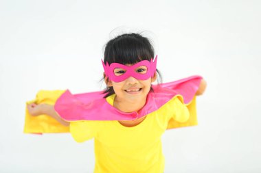 Dünya günü konsepti. Sevimli küçük bir kız neşe ve çocukluk içinde giyinmiş, maske takmış ve çocuk maskesi takmış. Çocuklar hayal görür ve hayal görür..