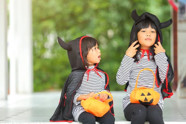 Halloween Høytid Barndomskonsept Små Barn Halloween Kledd Heksekostyme Morsomme Unger – stockfoto