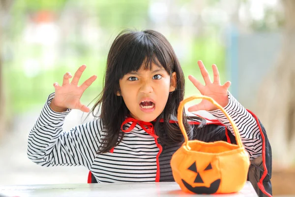 Halloween Høytid Barndomskonsept Små Barn Halloween Kledd Heksekostyme Morsomme Unger – stockfoto