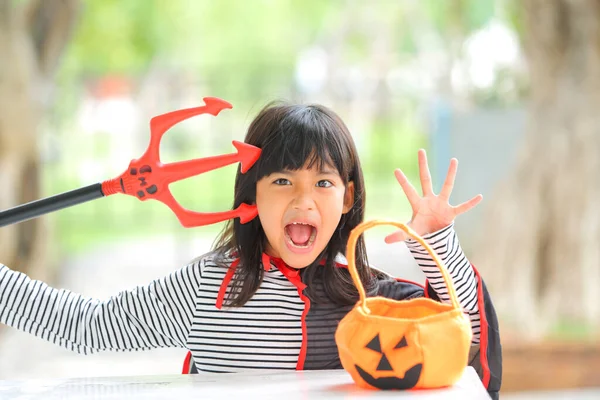 Halloween Høytid Barndomskonsept Små Barn Halloween Kledd Heksekostyme Morsomme Unger – stockfoto