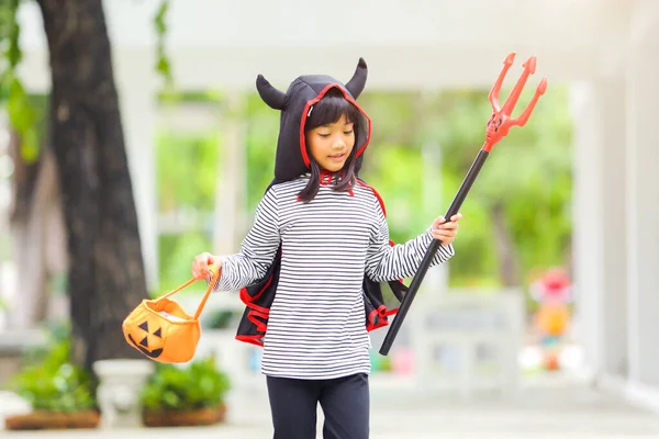 Halloween Høytid Barndomskonsept Små Barn Halloween Kledd Heksekostyme Morsomme Unger – stockfoto