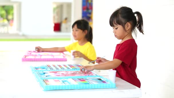 Lite Asiatisk Maleri Med Kopiplass Ung Kreativ Talentfull Hjemmeskolelæring Ved – stockvideo
