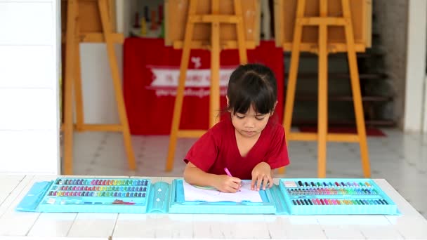 Una Niña Pequeña Pintura Asiática Con Espacio Copia Jóvenes Artistas — Vídeo de stock