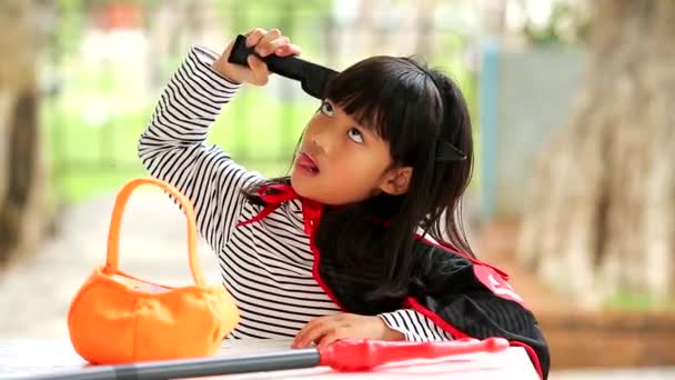 万圣节 假期和童年的概念 东南亚的小孩穿着巫婆的服装 穿着吊袜带 穿着嘉年华服装的滑稽孩子们 — 图库视频影像