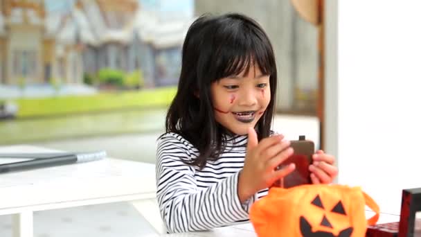 Halloween Høytid Barndomskonsept Små Barn Halloween Kledd Heksekostyme Morsomme Unger – stockvideo