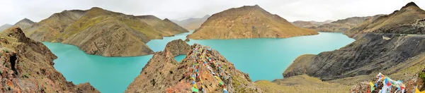 Strašidelně modré jezero Yamdrok-tso v Tibetu — Stock fotografie