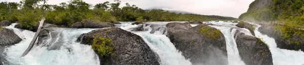 Petrofarbene Wasserfälle in Chile, Patagonien — Stockfoto