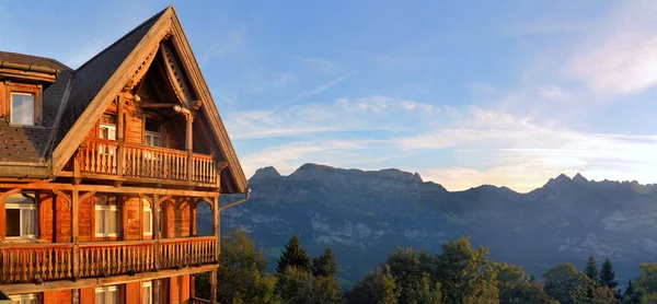 İsviçre Alpleri'nde dağ kulübesi — Stok fotoğraf