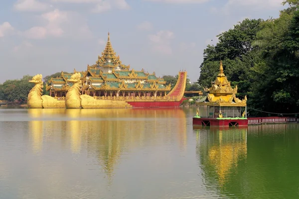 Barcaça real flutuante em Yangon, Myanmar — Fotografia de Stock