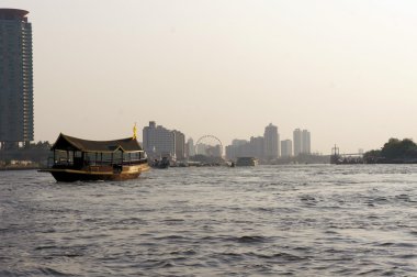 Geleneksel mavna Bangkok Chao Phraya Nehri üzerinde