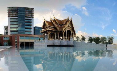 Siriraj Budist tapınağı'nda Chao Praya Nehri