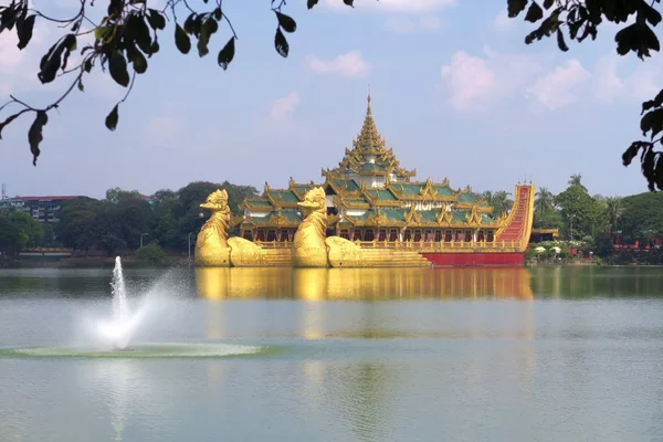 Floating royal barge in Yangon, Myanmar — Stock Photo, Image