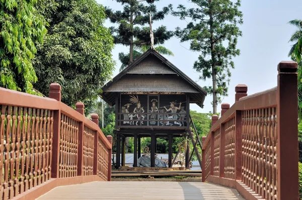 Traditionelles haus auf west kalimantan, indonesien — Stockfoto