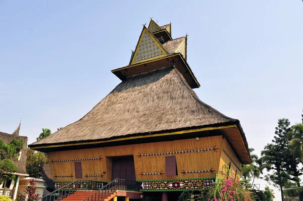 Traditionelles haus auf riau, sumatra, indonesien — Stockfoto