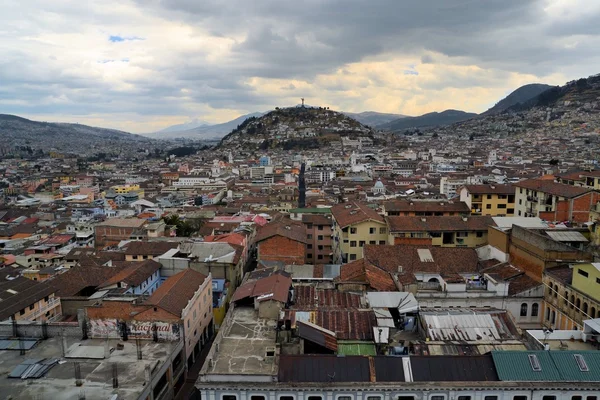 Cerro Panecillo sobre paisaje urbano de Quitos en Ecuador — Foto de Stock