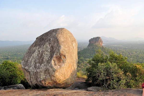 Vista de la fortaleza de roca Sigiriya desde Pidurangala —  Fotos de Stock