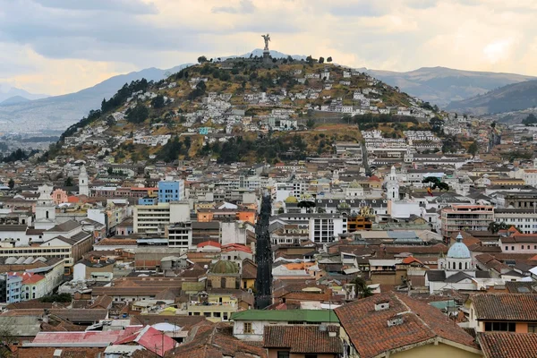 Panecillo hill over Quitos cityscape in Ecuador — Stock Photo, Image