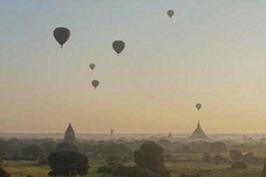 Balonlar Budist tapınakları Bagan, Myanmar üzerinde