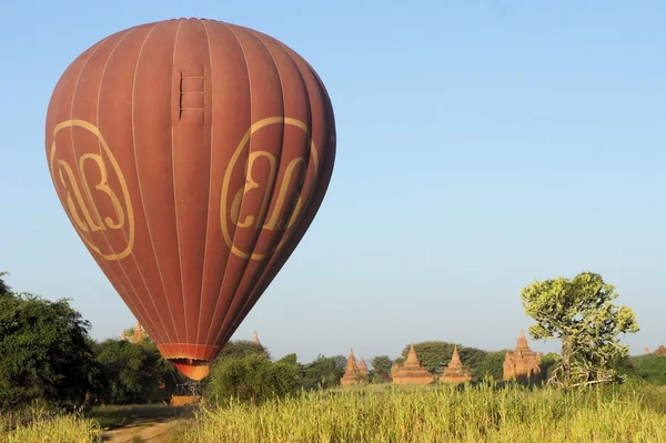 Balón s buddhistickými chrámy v Bagan, Myanmar — Stock fotografie