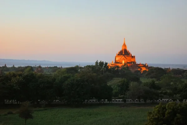 Oświetlony Htilominlo świątynia w Bagan, Myanmar — Zdjęcie stockowe