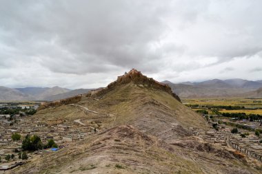 Gyantse fort Tibet'te bulutlar kaplı