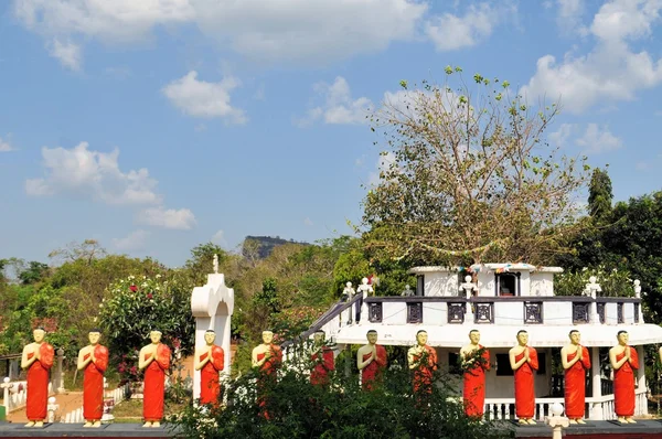 Buddhist Disciple statues at a temple in Sri Lanka — Stock Photo, Image