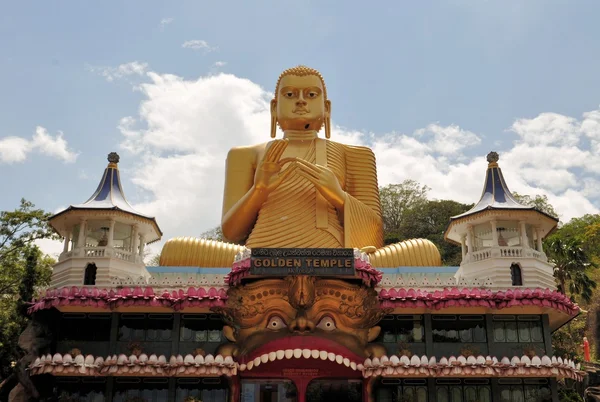 Gyllene buddha i dambulla, sri lanka. — Stockfoto