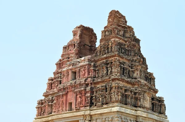 Antické ruiny zarostlé hampi, karnataka, Indie — Stock fotografie