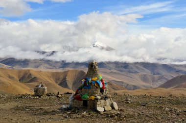 Bir stupa Tibetli Budist dua bayrakları