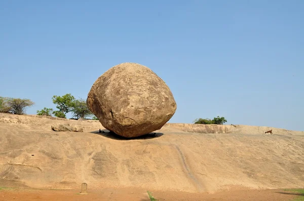 Krishnas butterball balanceamento rocha gigante, Índia — Fotografia de Stock