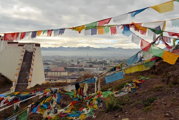 Drapeaux de prière bouddhistes tibétains à Shigatse — Photo
