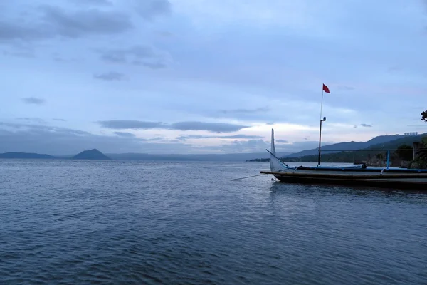 Taal 화산, 필리핀 앞 호수에 보트 — 스톡 사진