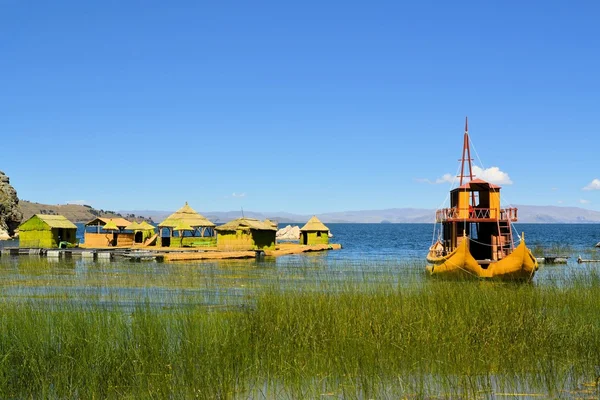 Barco de arrecife tradicional e isla flotante Titicaca — Foto de Stock