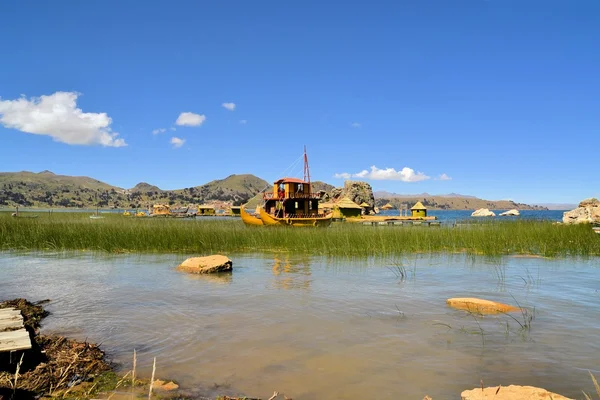 Bateau récifal traditionnel et île flottante Titicaca — Photo