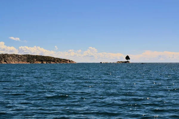 Island Lake Titicaca between Bolivia and Peru — Stock Photo, Image